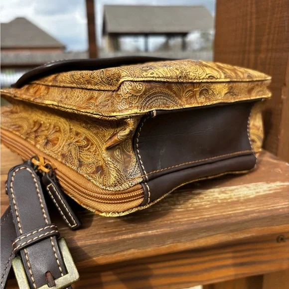 GUC! Relic Vintage Paisley Leather Gold Crossbody Bag - Picture 10 of 14